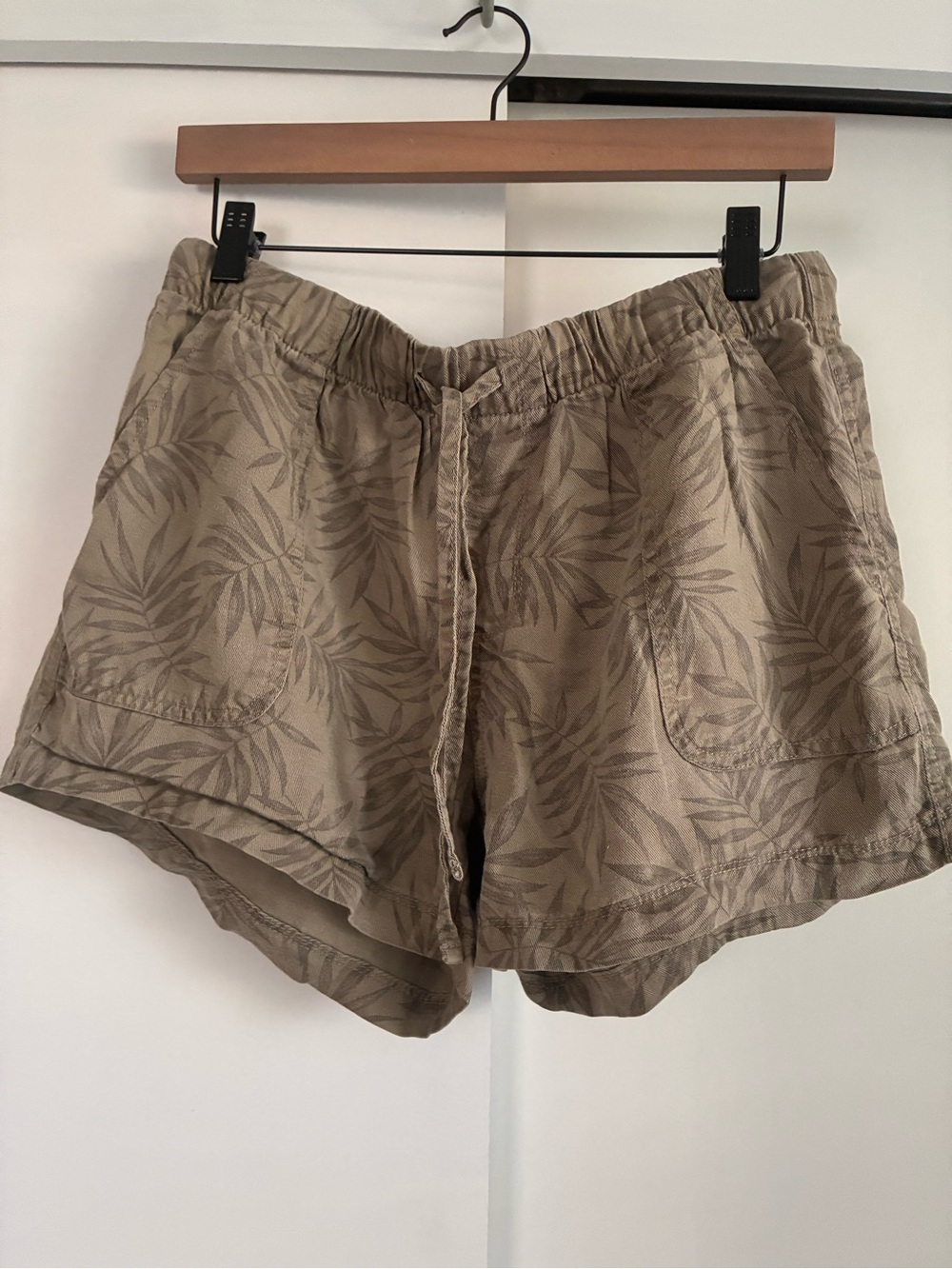 GAP Green Leaf-Print Pull-On Athletic Shorts